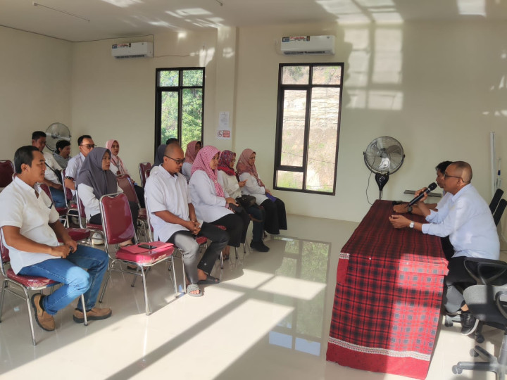Giat, Rabu 10 Januari 2024, Melaksanakan rapat koordinasi dengan seluruh staf kelurahan sempaja barat di ruang Aula kantor kelurahan sempaja barat pimpin oleh Lurah dan sekretaris lurah.