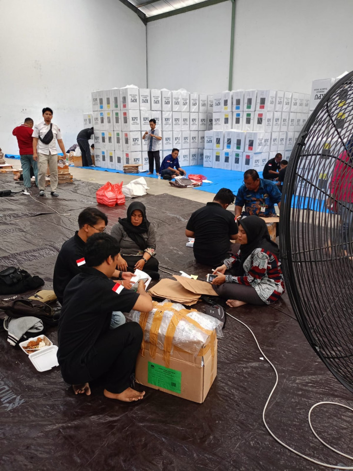 Giat, Kamis 11 Januari 2024, Hari kedua Kegiatan Penyortiran, Perhitungan, Pengesetan dan Pengepakan Logistik Pemilu Tahun 2024 di Komplek Pergudangan Nusantara Samarinda