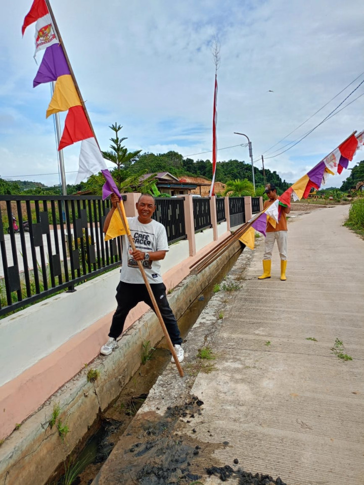 Giat, Jumat 12 Januari 2024  Melakukan gotong royong sekaligus pemasangan spanduk dan umbul-umbul di area kantor kelurahan sempaja barat dalam Rangka memperingati hari jadi kota Samarinda ke-356 dan HUT Pemkot Samarinda ke-64.