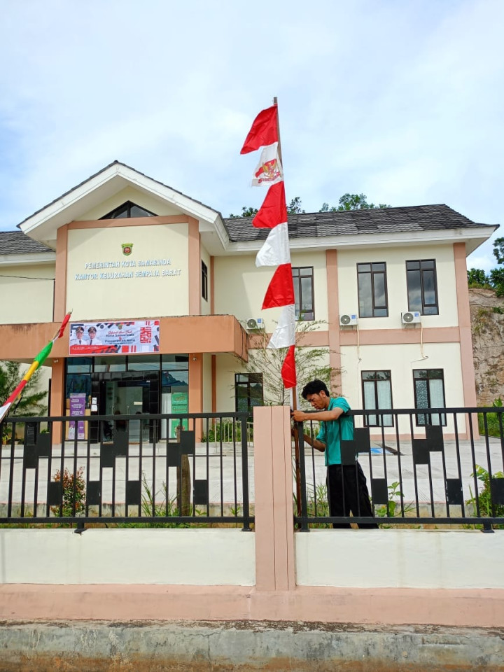 Giat, Jumat 12 Januari 2024  Melakukan gotong royong sekaligus pemasangan spanduk dan umbul-umbul di area kantor kelurahan sempaja barat dalam Rangka memperingati hari jadi kota Samarinda ke-356 dan HUT Pemkot Samarinda ke-64.