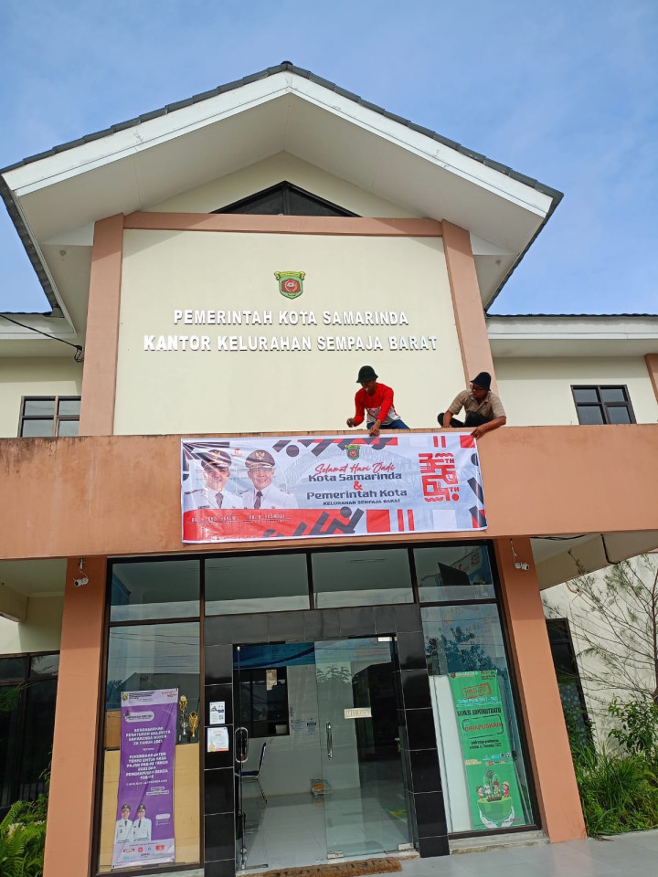 Giat, Jumat 12 Januari 2024  Melakukan gotong royong sekaligus pemasangan spanduk dan umbul-umbul di area kantor kelurahan sempaja barat dalam Rangka memperingati hari jadi kota Samarinda ke-356 dan HUT Pemkot Samarinda ke-64.