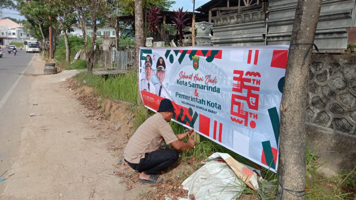 Giat, Jumat 12 Januari 2024  Melakukan gotong royong sekaligus pemasangan spanduk dan umbul-umbul di area kantor kelurahan sempaja barat dalam Rangka memperingati hari jadi kota Samarinda ke-356 dan HUT Pemkot Samarinda ke-64.