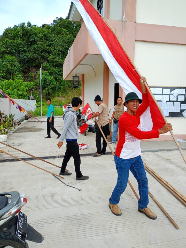 Giat, Jumat 12 Januari 2024  Melakukan gotong royong sekaligus pemasangan spanduk dan umbul-umbul di area kantor kelurahan sempaja barat dalam Rangka memperingati hari jadi kota Samarinda ke-356 dan HUT Pemkot Samarinda ke-64.