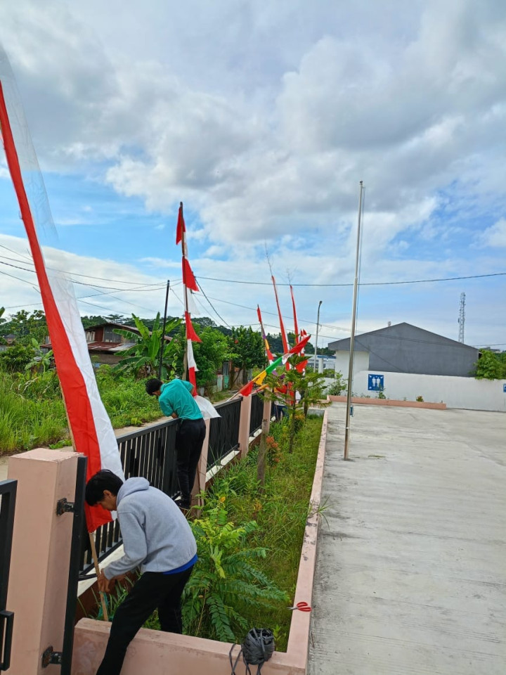 Giat, Jumat 12 Januari 2024  Melakukan gotong royong sekaligus pemasangan spanduk dan umbul-umbul di area kantor kelurahan sempaja barat dalam Rangka memperingati hari jadi kota Samarinda ke-356 dan HUT Pemkot Samarinda ke-64.
