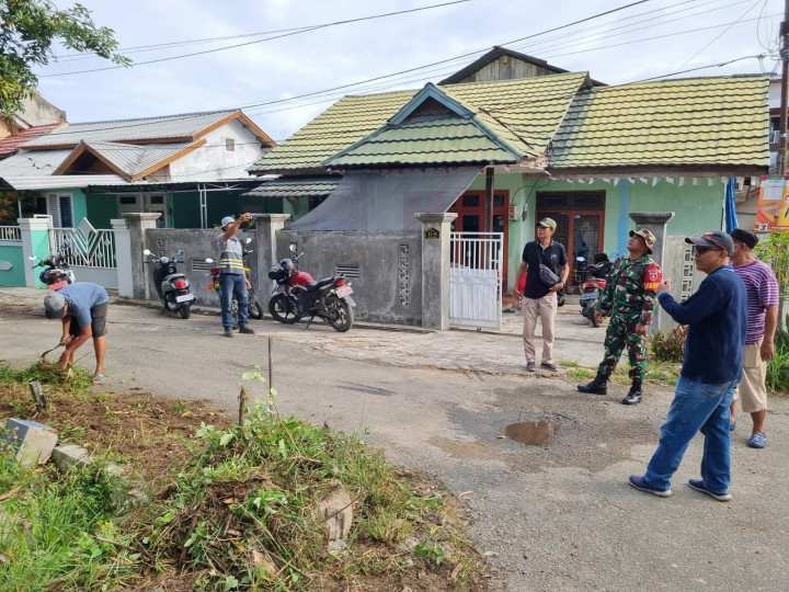 Giat, Minggu 14 Januari 2024 Melaksanakan kerja bakti serentak di wilayah RT se-kelurahan sempaja barat di hadiri Lurah, Seklur, Kasi Ekobang, Kasi Tapem beserta staf, Babinsa dan seluruh warga kelurahan sempaja barat.