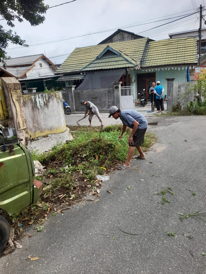 Giat, Minggu 14 Januari 2024 Melaksanakan kerja bakti serentak di wilayah RT se-kelurahan sempaja barat di hadiri Lurah, Seklur, Kasi Ekobang, Kasi Tapem beserta staf, Babinsa dan seluruh warga kelurahan sempaja barat.