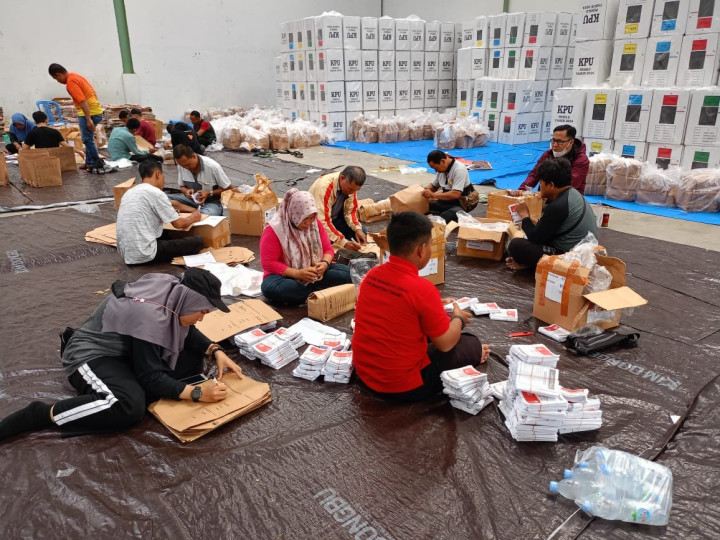 Giat, Minggu 14 Januari 2024 Hari 3 Penyortiran, Perhitungan, Pengesetan dan Pengepakan Logistik Pemilu Tahun 2024 di Komplek Pergudangan Nusantara Samarinda dihadiri Ketua PPK Kecamatan Samarinda Utara, Ketua PPS & Sekretariat Kelurahan Sempaja Barat
