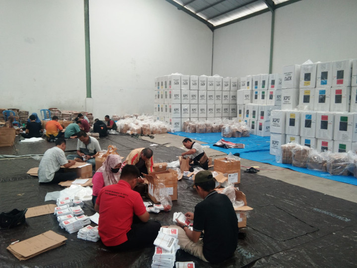 Giat, Minggu 14 Januari 2024 Hari 3 Penyortiran, Perhitungan, Pengesetan dan Pengepakan Logistik Pemilu Tahun 2024 di Komplek Pergudangan Nusantara Samarinda dihadiri Ketua PPK Kecamatan Samarinda Utara, Ketua PPS & Sekretariat Kelurahan Sempaja Barat