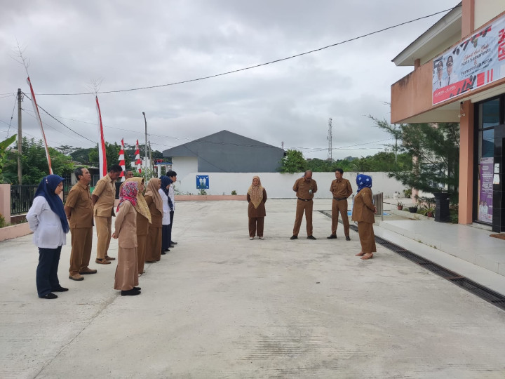 Giat, Senin 15 Januari 2024, Apel Senin pagi di kel. sempaja barat di pimpin oleh Kasi Kesra.  & rapat Focus grup Discussion (FGD) penyusunan standar pelayanan  di ruang rapat Mangkupalas Lt II Balaikota samarinda dihadiri oleh Lurah.