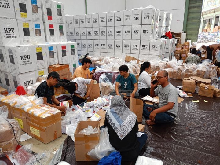 Giat, Selasa 16 Januari 2024, Hari kelima Kegiatan Penyortiran, Perhitungan, Pengesetan dan Pengepakan Logistik Pemilu Tahun 2024 di Komplek Pergudangan Nusantara Samarinda