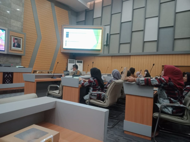 Giat, kamis 18 januari 2024 menghadiri bimtek aplikasi survey kepuasan masyarakat (E-KIANPUAS) di ruang rapat mangkupalas dihadiri staf.