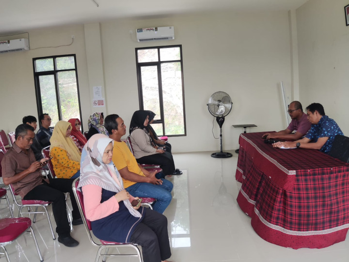 Giat, Jum'at 19 Januari 2024, Rapat koordinasi seluruh staf kelurahan dalam rangka persiapan HUT Kota Samarinda dan HUT Pemkot Samarinda  dan pemasangan umbul-umbul di sekitar kantor kelurahan.