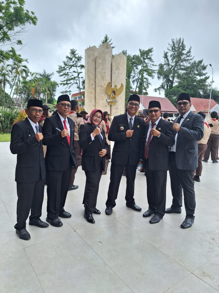 Giat, Jum'at 19 Januari 2024, Ziarah Taman Makam Pahlawan dalam rangka Hari Jadi Kota Samarinda ke-356 dan HUT Pemkot Samarinda ke-64 di hadiri oleh Lurah.