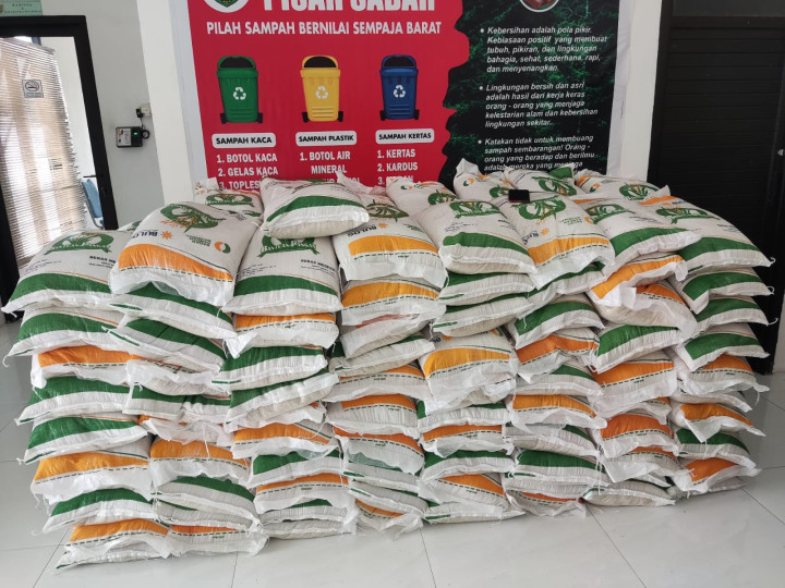 Giat, Senin 29 Januari 2024, Pendistribusian Beras CPP (Cadangan Pangan Pemerintah) sebanyak 161 Karung total 1.610 kg Beras Penerima Bantuan yang akan di bagikan kepada warga kurang mampu di Kelurahan Sempaja Barat.