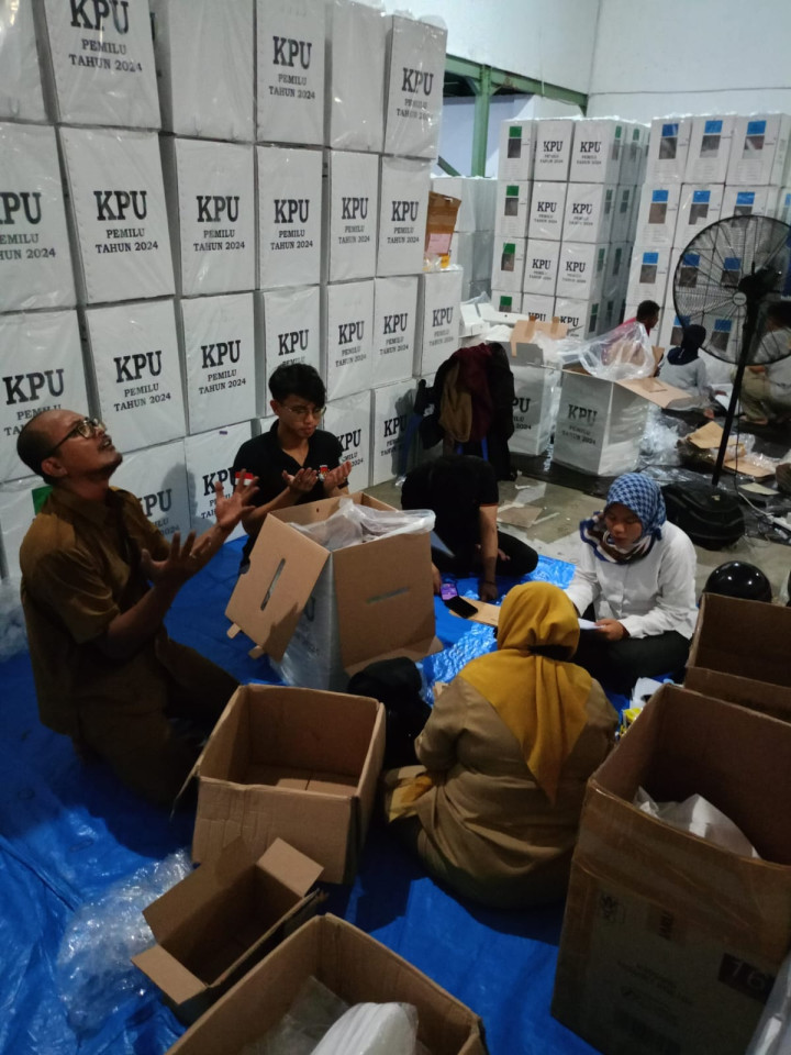 Giat Malam, Selasa 30 Januari 2024 Hari ketujuh Kegiatan Penyortiran, Perhitungan, Pengesetan dan Pengepakan Logistik Pemilu Tahun 2024 di Komplek Pergudangan Nusantara Samarinda
