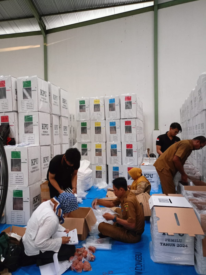 Giat Malam, Selasa 30 Januari 2024 Hari ketujuh Kegiatan Penyortiran, Perhitungan, Pengesetan dan Pengepakan Logistik Pemilu Tahun 2024 di Komplek Pergudangan Nusantara Samarinda