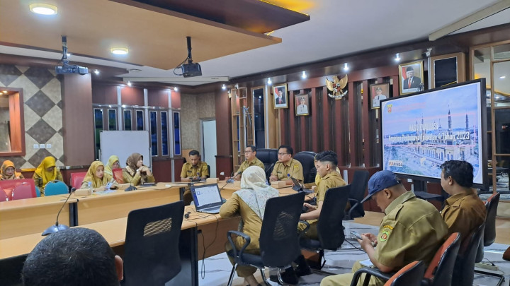 Giat, Selasa 06 Februari 2024 Menghadiri penyelarasan pelaksanaan kegiatan Probebaya 2024 berdasarkan inputan Probebaya di SIPD-RI di ruang rapat Bapeddalitbang kota samarinda di hadiri Lurah.