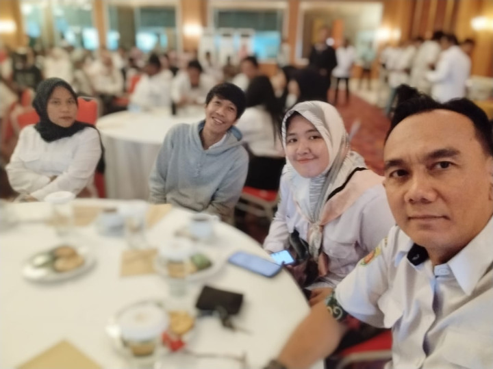 Giat, Rabu 07 Februari 2024, Menghadiri Rapat kerja dan koordinasi tentang penetapan surat keputusan cadum pada pelaksanaan pemilu 2024 di Hotel Puri Rahayu samarinda dihadiri oleh Lurah dan seluruh petugas cadum, kasi Tapem beserta operator.