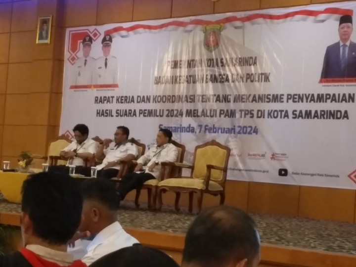 Giat, Rabu 07 Februari 2024, Menghadiri Rapat kerja dan koordinasi tentang penetapan surat keputusan cadum pada pelaksanaan pemilu 2024 di Hotel Puri Rahayu samarinda dihadiri oleh Lurah dan seluruh petugas cadum, kasi Tapem beserta operator.