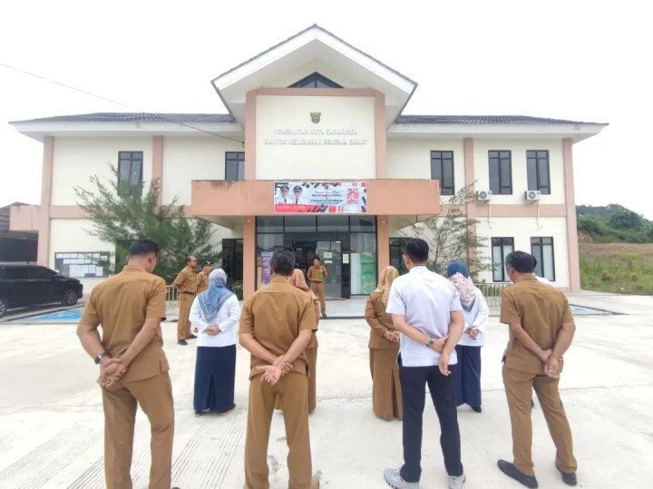 Giat Senin, 12 Februari 2024 Melaksanakan Apel Pagi di Kelurahan Sempaja Barat dipimpin oleh Seklur, Mengikuti Apel Gabungan di Kantor Kecamatan Samarinda Utara diikuti oleh Kasi Pemtrantib, Operator dan Cadum serta