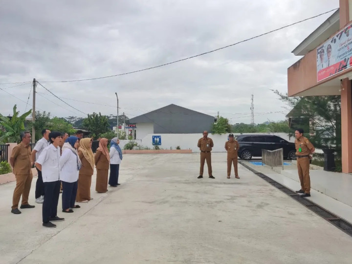 Giat Senin, 12 Februari 2024 Melaksanakan Apel Pagi di Kelurahan Sempaja Barat dipimpin oleh Seklur, Mengikuti Apel Gabungan di Kantor Kecamatan Samarinda Utara diikuti oleh Kasi Pemtrantib, Operator dan Cadum serta