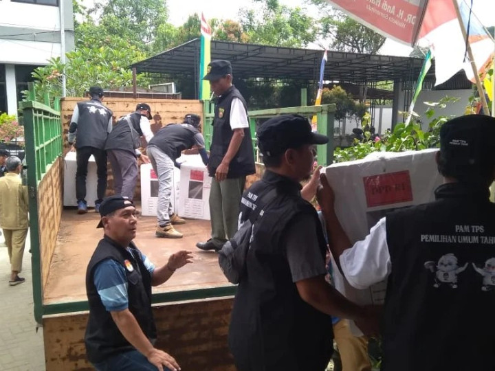 Giat Selasa, 13 Februari 2024 Apel Gabungan dihadiri oleh Lurah, Kasi Pemtrantib dan PAM TPS Kel. Sempaja Barat di Kantor Kec. Samarinda Utara ,Pendistribusian Logistik Pemilu dari Kantor Kec. Samarinda Utara ke Kantor Kel. Sempaja Barat