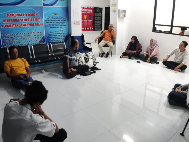 13 Februari 2024 Pendistribusian Logistik Pemilu dari Kantor Kel. Sempaja Barat ke Seluruh TPS di Kel. Sempaja Barat, Rapat Persiapan Pemilu dihadiri oleh Lurah, Kasi Pemtrantib dan Cadum Sempaja Barat