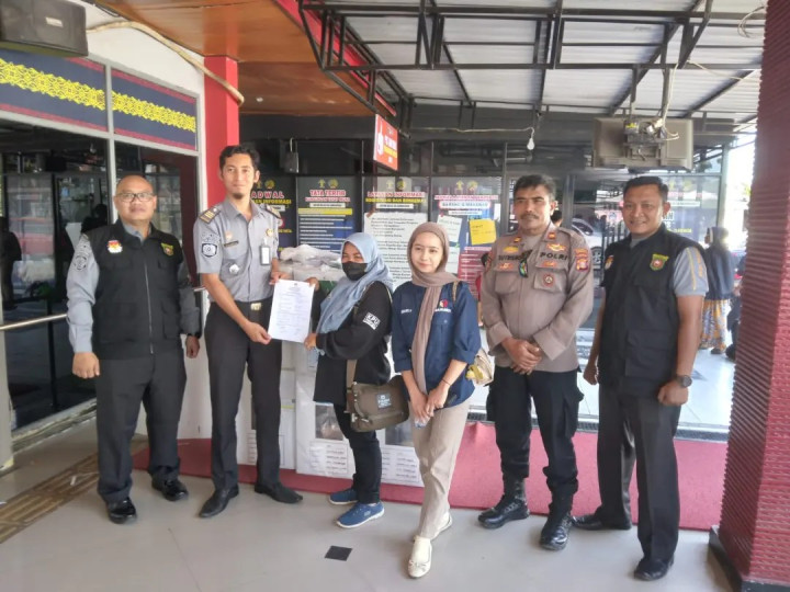 13 Februari 2024 Pendistribusian Logistik Pemilu dari Kantor Kel. Sempaja Barat ke Seluruh TPS di Kel. Sempaja Barat, Rapat Persiapan Pemilu dihadiri oleh Lurah, Kasi Pemtrantib dan Cadum Sempaja Barat