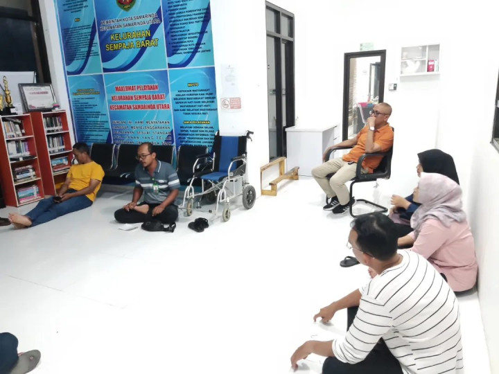 13 Februari 2024 Pendistribusian Logistik Pemilu dari Kantor Kel. Sempaja Barat ke Seluruh TPS di Kel. Sempaja Barat, Rapat Persiapan Pemilu dihadiri oleh Lurah, Kasi Pemtrantib dan Cadum Sempaja Barat