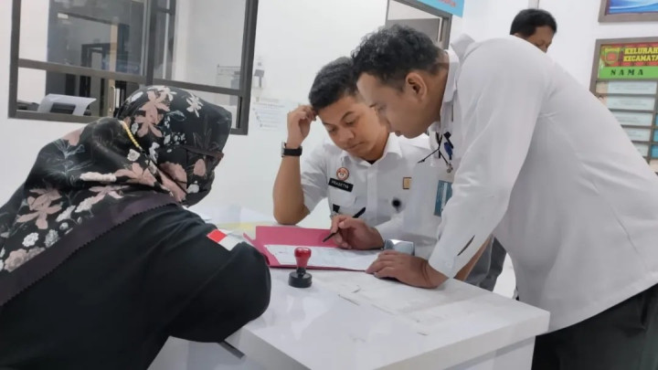 Giat, Kamis 15 Februari 2024, Penerimaan Kotak Suara Pemilu Tahun 2024 dari seluruh TPS yg ada di Wilayah Kel.Sempaja Barat Pergeseran Kotak Suara Pemilu Tahun 2024 dari Kel. Sempaja Barat ke Kec. Samarinda Utara dengan Pengawalan dari Pihak Kepolisian.