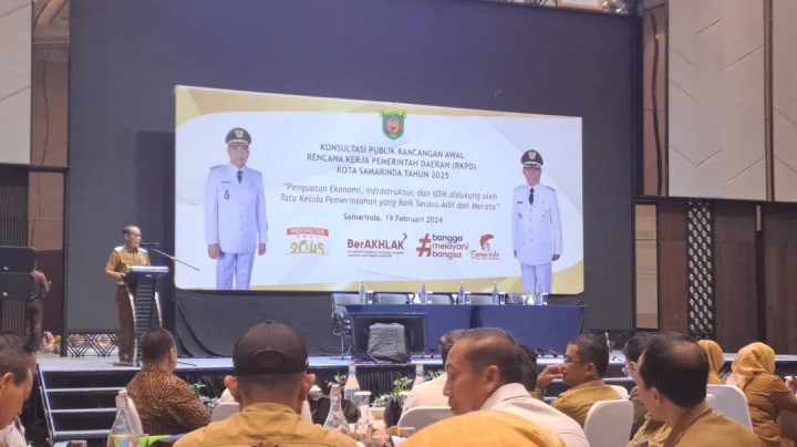 Giat Senin, 19 Februari 2024 Melaksanakan Apel Pagi di Kelurahan Sempaja Barat dipimpin oleh Kasi Kesra, Menghadiri Acara Konsultasi Publik RKPD Kota Samarinda Tahun 2025 di Ballroom Hotel Mercure Samarinda Crystal 1 dihadiri oleh Lurah