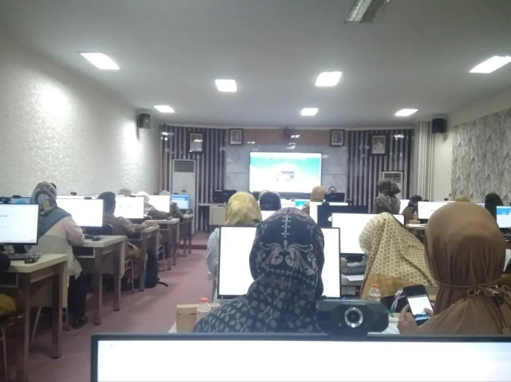 Giat Selasa 20 Februari 2024 Menghadiri Kegiatan Coaching Clinic Peremajaan Data Jabatan Fungsional melalui SI-ASN INSTANSI di Ruang Assesment Center BKPSDM Samarinda dihadiri oleh Staff
