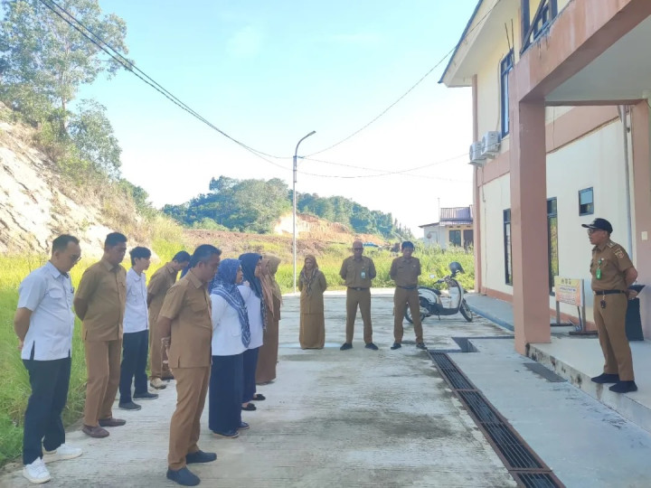 Giat Senin, 26 Februari 2024  Melaksanakan Apel Pagi di Kelurahan Sempaja Barat dipimpin oleh Lurah, Menghadiri Lokakarya Mini Sektor Kecamatan Samarinda Utara TW1 di Aula Kecamatan Samarinda Utara dihadiri oleh Kasi Kesra