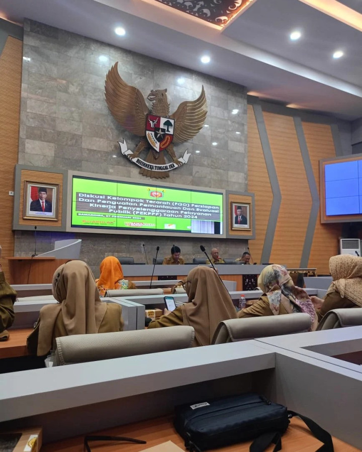 Giat Selasa, 27 Februari 2024 Menghadiri Undangan Diskusi Kelompok Terarah (FGD) Persiapan dan Penguatan Pemantauan dan Evaluasi Kinerja Penyelenggaraan Pelayanan Publik (PEKPPP) Tahun 2024 di Ruang Rapat Mangkupalas dihadiri oleh Seklur