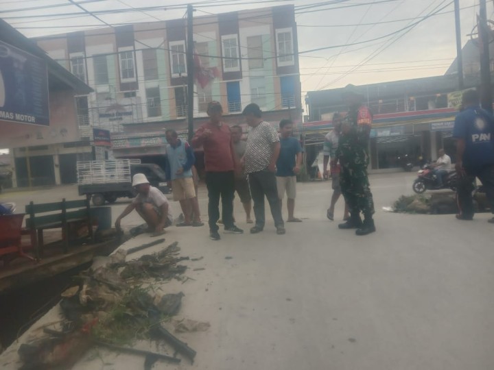 Giat Minggu, 10 Maret 2024 Gotong Royong Kebersihan Lingkungan dan Drainase di RT 04, 05 dan Gotong Royong Pembangunan Mesjid di RT. 12 Kelurahan Sempaja Barat.