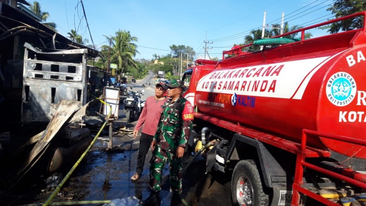 hari Sabtu tanggal 16 Maret 2024 pukul 06.25 Wita di Jln H.M Ardan, Rt 12, Kel Sempaja Barat, Kec Samarinda Utara telah terjadi kebakaran rumah penduduk ruko bangsalan  milik AKP Purwanto,57 tahun, jawa, anggota Polresta Samarinda.