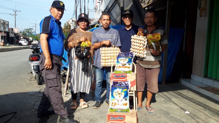 Giat Sabtu, 16 Maret 2023 Menyerahkan Bantuan Sembako dari Kelurahan Sempaja Barat kepada Korban Kebakaran di Jl. HM Ardans Ring Road RT 12 Kelurahan Sempaja Barat.
