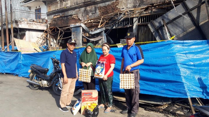 Giat Sabtu, 16 Maret 2023 Menyerahkan Bantuan Sembako dari Kelurahan Sempaja Barat kepada Korban Kebakaran di Jl. HM Ardans Ring Road RT 12 Kelurahan Sempaja Barat.