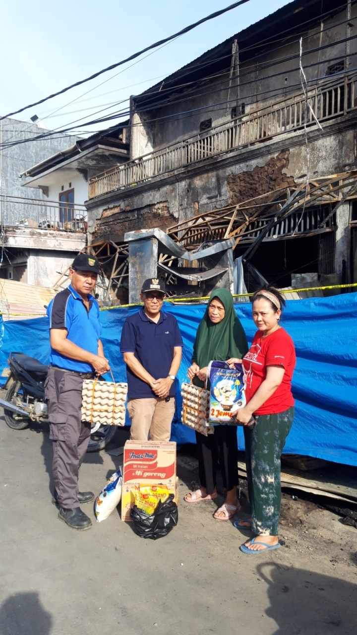 Giat Sabtu, 16 Maret 2023 Menyerahkan Bantuan Sembako dari Kelurahan Sempaja Barat kepada Korban Kebakaran di Jl. HM Ardans Ring Road RT 12 Kelurahan Sempaja Barat.