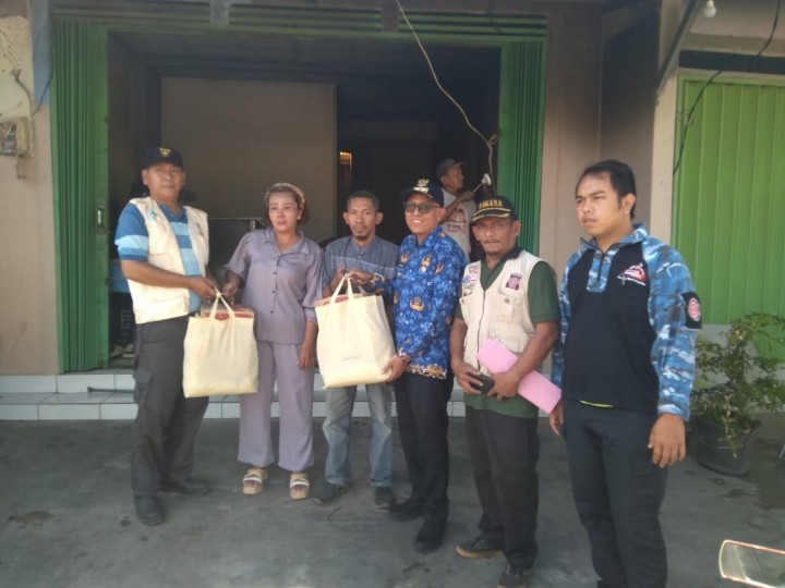 Giat, Senin 18 Maret 2024 Menerima Bantuan Untuk Korban Kebakaran dari Dinas Sosial Kota Samarinda dan diserahkan langsung kepada Korban Kebakaran di Jl. HM Ardans Ring Road RT 12 Kelurahan Sempaja Barat.