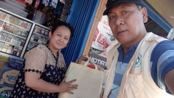Giat, Senin 18 Maret 2024 Menerima Bantuan Untuk Korban Kebakaran dari Dinas Sosial Kota Samarinda dan diserahkan langsung kepada Korban Kebakaran di Jl. HM Ardans Ring Road RT 12 Kelurahan Sempaja Barat.