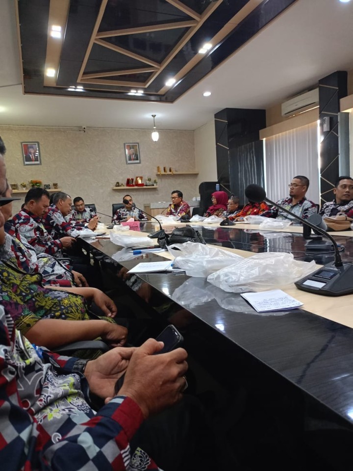 Giat, Kamis 21 Maret 2024 Menghadiri Rapat koordinasi pelaksanaan fisik Front office kecamatan dan kelurahan di lingkungan pemerintah kota Samarinda di ruang rapat utama BPKAD kota Samarinda Lt IV di hadiri Seklur.