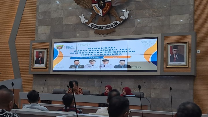 Giat, Jum'at 22 Maret 2024 Menghadiri kegiatan sosialisasi rapid test di lingkungan pemerintah kota Samarinda di ruang Mangkupalas Lt.2 dihadiri oleh Lurah.