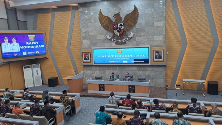 Giat, Kamis 28 Maret 2024 Menghadiri rapat koordinasi di Ruang Rapat Mangkupalas balaikota lt 2 dihadiri Lurah.