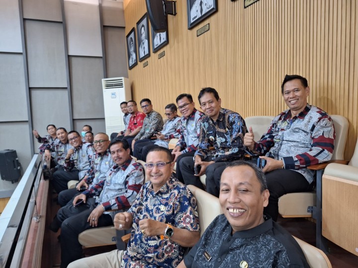 Giat, Kamis 28 Maret 2024 Menghadiri rapat koordinasi di Ruang Rapat Mangkupalas balaikota lt 2 dihadiri Lurah.