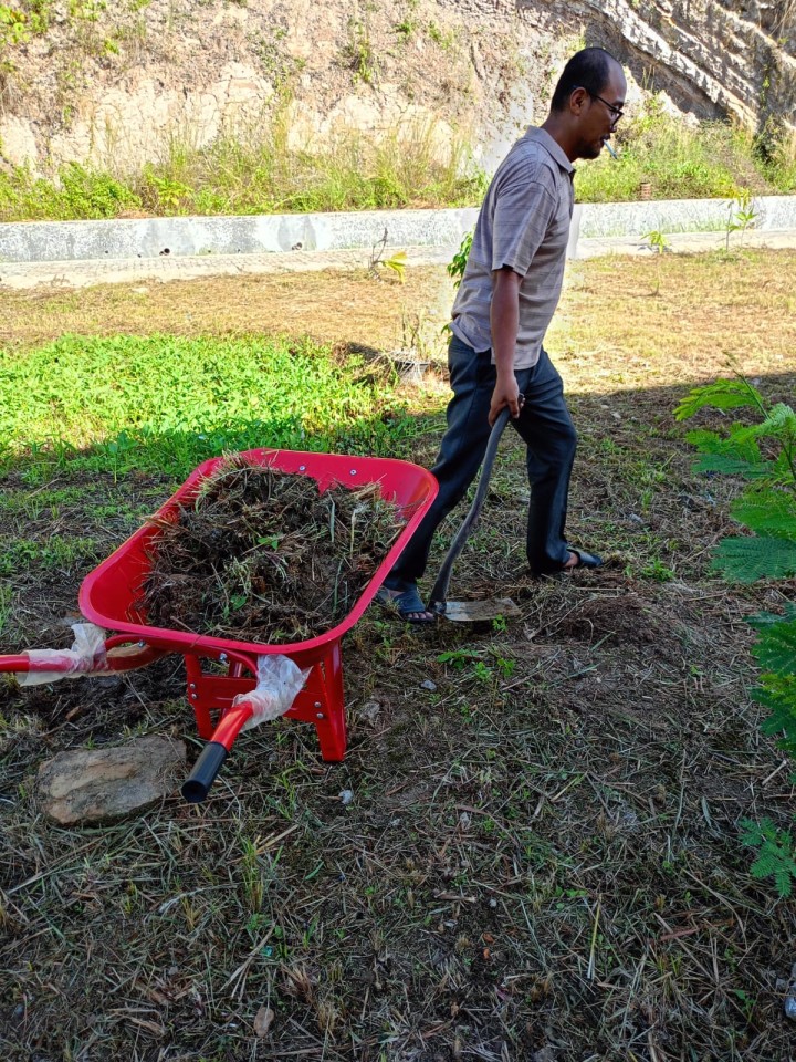 Giat, Jum'at 05 April 2024 Kegiatan kerja bakti rutin sebelum hari Lebaran di area kelurahan sempaja barat.