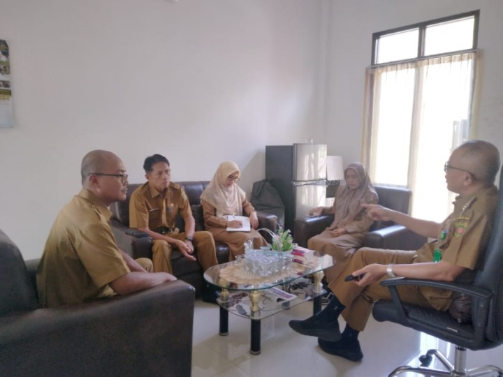 Giat, Selasa 16 April 2024 Rapat koordinasi dengan Seklur dan seluruh Kasi kelurahan sempaja barat di pimpin oleh Lurah, Mendapatkan kunjungan dari Kecamatan Samarinda Utara dalam rangka hari pertama kerja setelah libur cuti Hari Raya Idul Fitri.