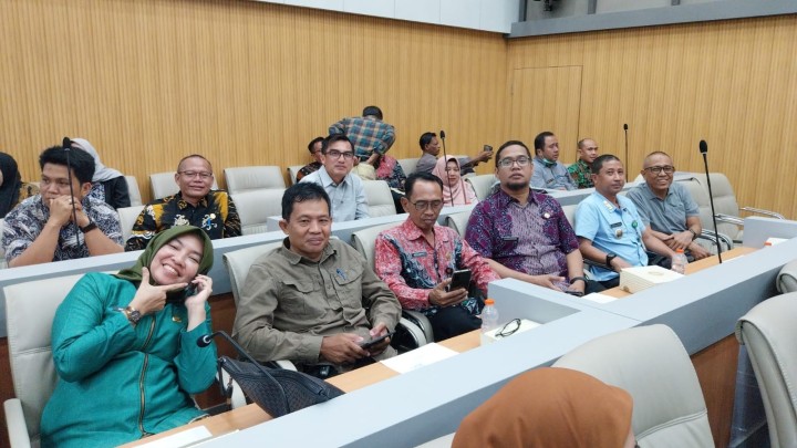 Giat pagi, Jum'at 19 April 2024 Menghadiri rapat koordinasi pro bebaya dengan camat dan lurah se-kota Samarinda di ruang rapat Mangkupelas di hadiri Lurah.