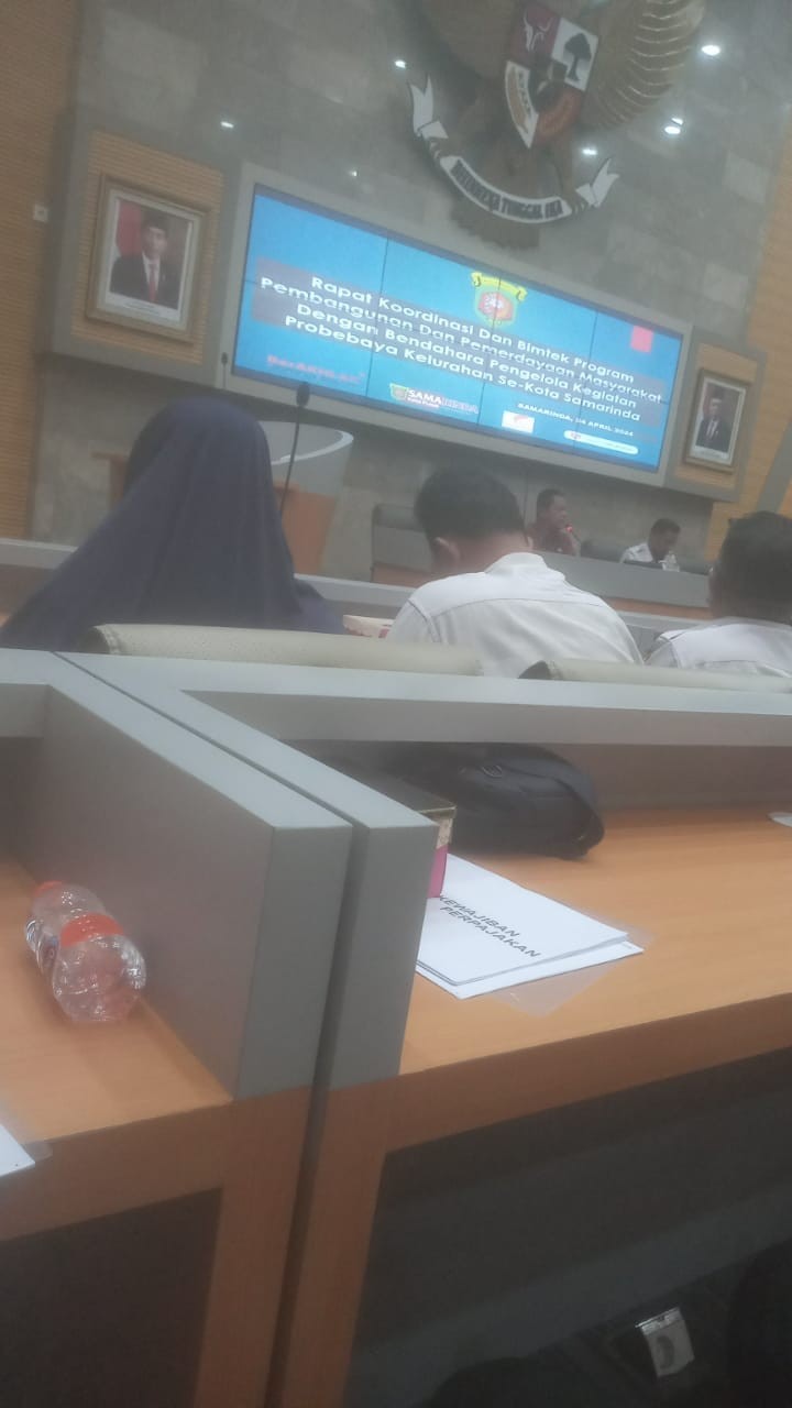 Giat, Rabu 24 April 2024, Menghadiri rapat koordinasi dan bimtek program pembangunan dan pemberdayaan masyarakat dengan Bendahara Probebaya se-kota Samarinda di ruang Mangkupelas lantai 2 balaikota Samarinda dihadiri Bendahara.