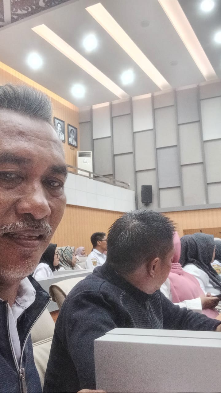 Giat, Rabu 24 April 2024, Menghadiri rapat koordinasi dan bimtek program pembangunan dan pemberdayaan masyarakat dengan Bendahara Probebaya se-kota Samarinda di ruang Mangkupelas lantai 2 balaikota Samarinda dihadiri Bendahara.